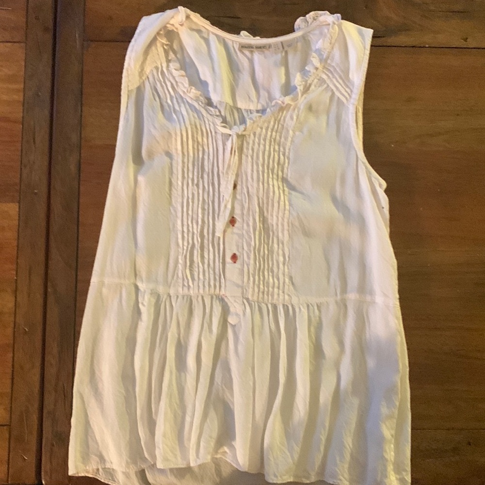 Sleeveless blouse.